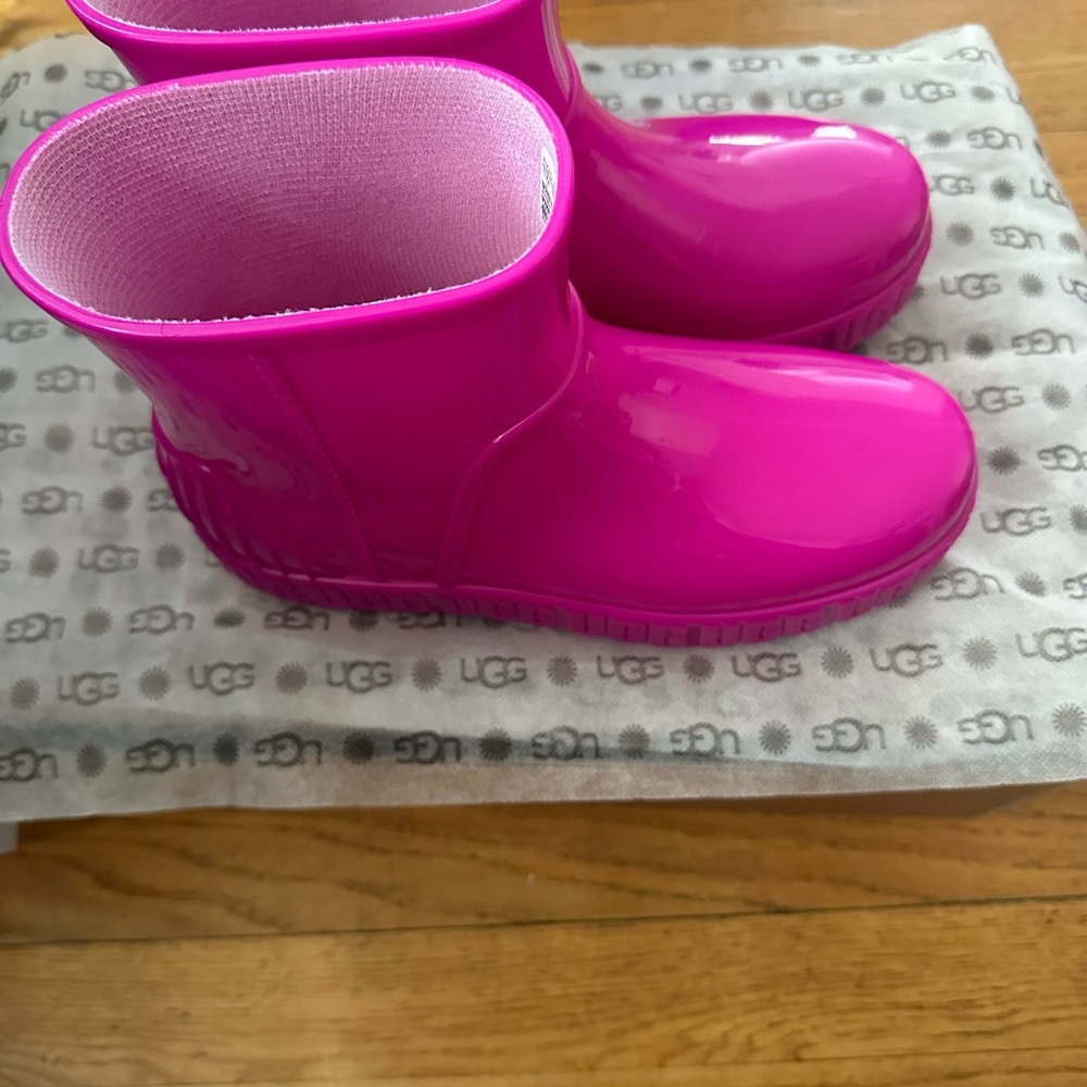 Hot pink Ugg rain boots